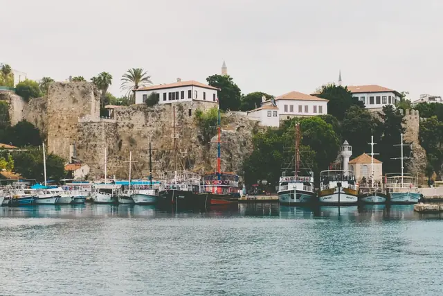 Antalya Kaleiçi yat limanı ve tarihi surlar; Antalya’da psikolog seçimi