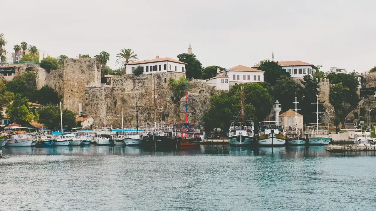 Antalya Kaleiçi yat limanı ve tarihi surlar; Antalya’da psikolog seçimi