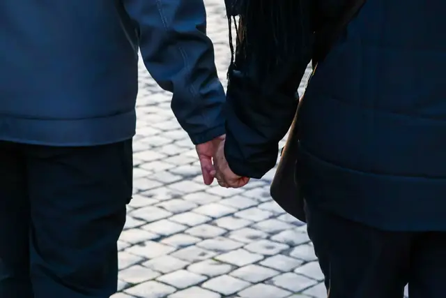 Taş yolda el ele yürüyen çift; ilişkide güveni yeniden inşa etmek